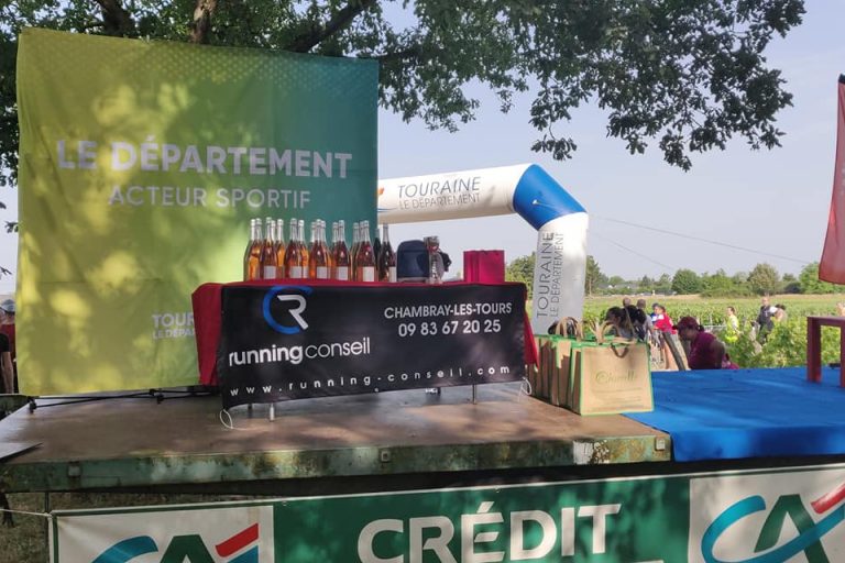 Podium du trail du Noble Joué, des bouteilles de Rosé Noble Joué sont disposées sur une table.
